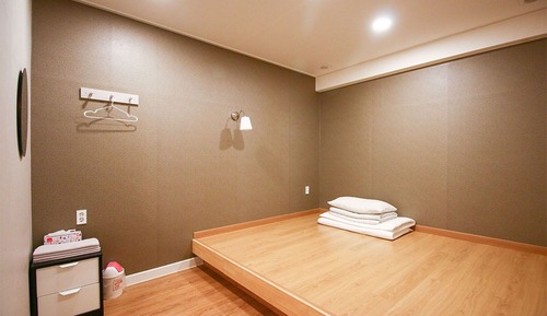 Room (2 Guests Ondol )