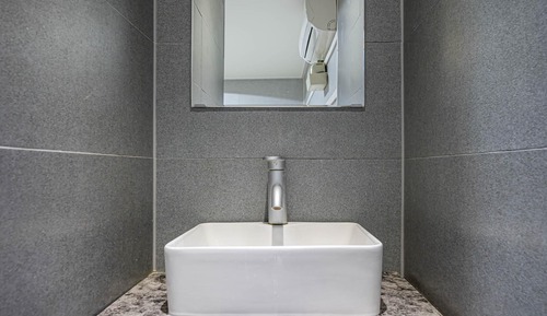 Room (Twin (Netflix free viewing))