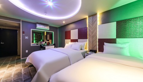 Room (Double Bed Business Room (Free Netfli)