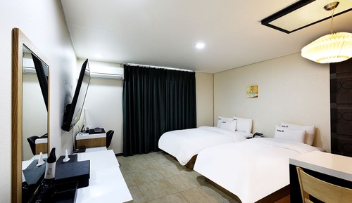Deluxe Twin Room (Free Breakfast for 2, except Monday)