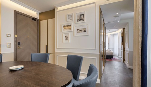 Suite, 1 King Bed, Corner (City)