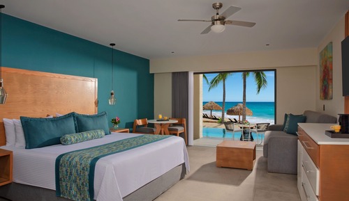 Junior Suite, 1 King Bed, Beachfront (Preferred Club - Swim Out)