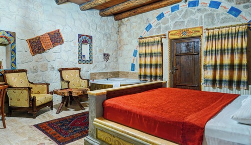 101-Deluxe Stone Honeymoon Room-Jacuzzi