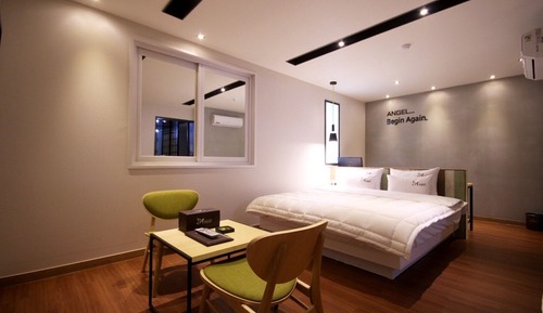 Room (Premium (Netflix + Wave + high-end PC)