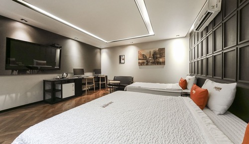 Room (Royal Suite Twin + NETFLIX Available)