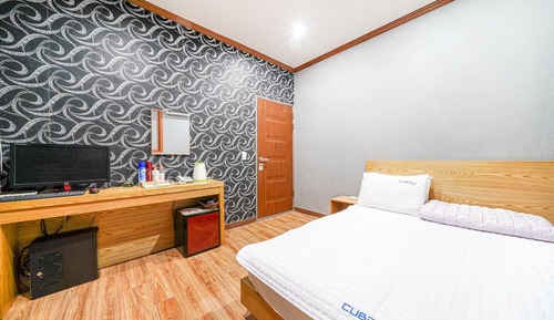 Room (Standard room (Netflix available (via)