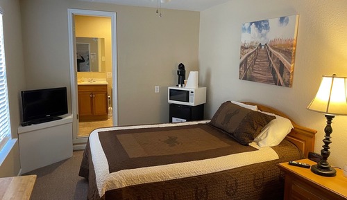 Studio 11 - 1 Queen Bed