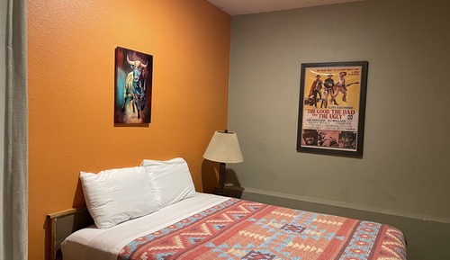 Suite 6 - 1 Queen Bed & 1 Futon