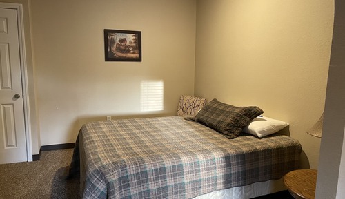 Suite 5 - 1 Queen Bed & 1 Futon