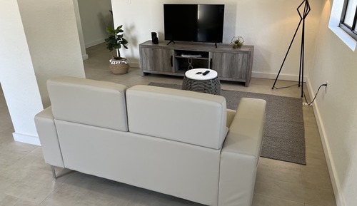 Deluxe Studio, 1 Queen Bed, Private Bathroom