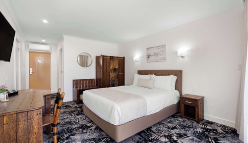 Deluxe Room, 1 Queen Bed, Garden View