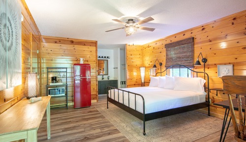 Clear Creek Lodge - King + Bunks Suite