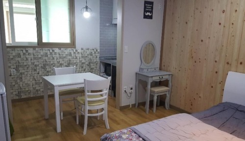 Room (G Room Suite Room 2F (Kitchen + Priva)