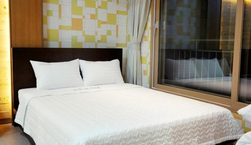 Room (Building 8 Room 201 (Salt Water Hot S)