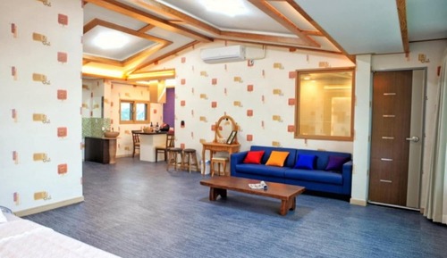 Room (Building 1 Room 202 (seawater grass h)