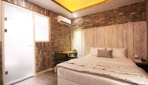 Room (Deluxe-No hard PC (Netflix available))