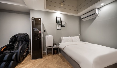 Room (Premium Special Room (Free Netflix) ()