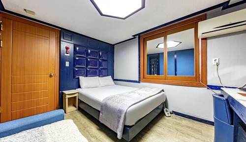 Room (Standard (Netflix Available))