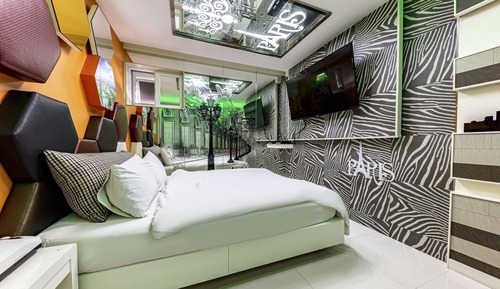 Room (Premium (Netflix Available))