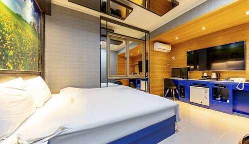 Room (Deluxe (Netflix Available))