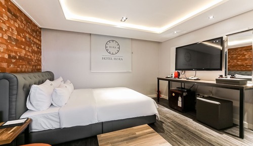 Room (Premium breakfast (Netflix available )