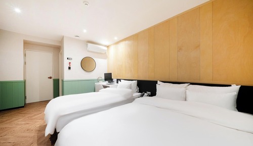 Room (Twin-double bed and single bed (non-s)