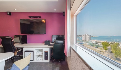 Room (Twin 3PC room (twin bed AND 3 i5 8500)