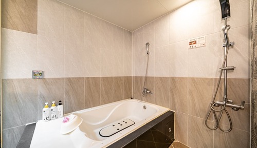 Room (Ultra Twin with 3 PC Room (RTX 2080))