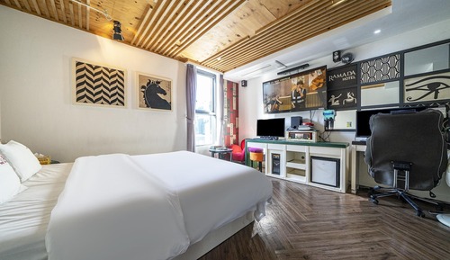 Room (1 room 1 week Premium room (i7 PC-2))