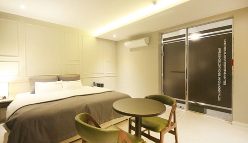 Room (Standard first-come first-served disc)