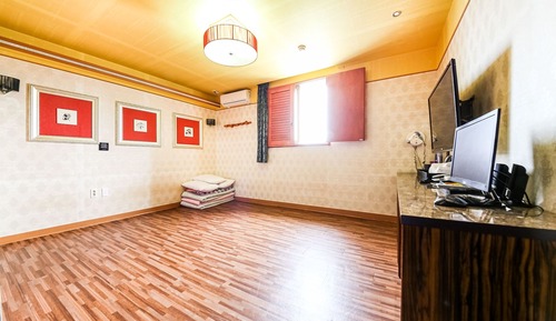 Room (Korean-style Ondol Room)