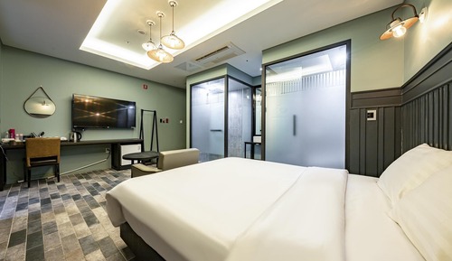 Room (Deluxe (Netflix available air purifyi)