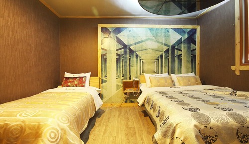 Room (Deluxe room - two beds (Netflix avail)