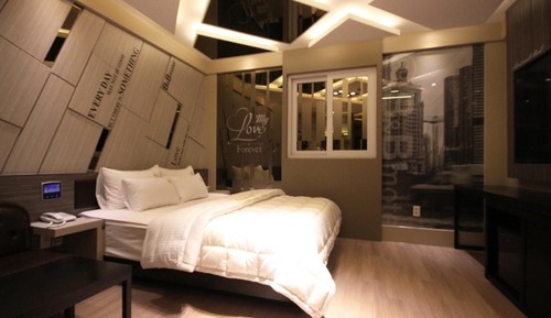 Room (1 room 1 week (check out at 11am  no )