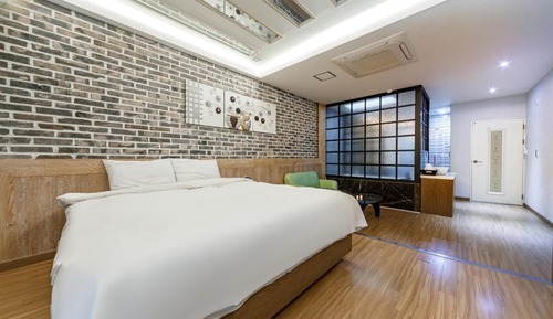 Room (Drive-in Terrace-Jetted Spa Tub Room )