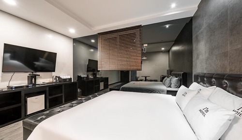 Room (Deluxe (Netflix available contact fro)