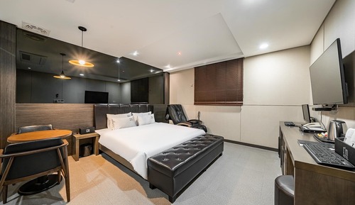 Room (Premium - Massage chair (Netflix avai)