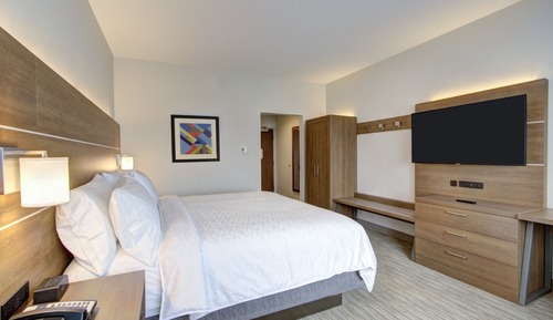 Standard Room, 1 King Bed, Lake View
