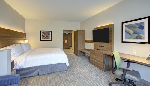 Suite, 1 King Bed, Mobility Accessible (Accessible Tub)