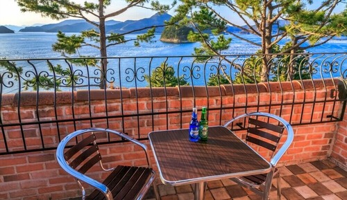 Room (Beach-dong 202)