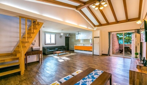 Room (Beach-dong 302)