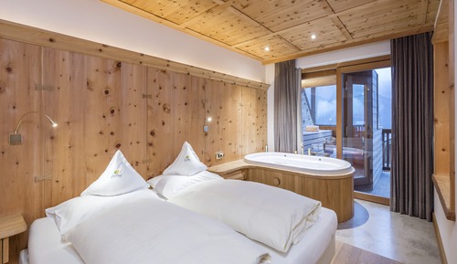 Deluxe Apartment, 2 Bedrooms, Jetted Tub, Annex Building