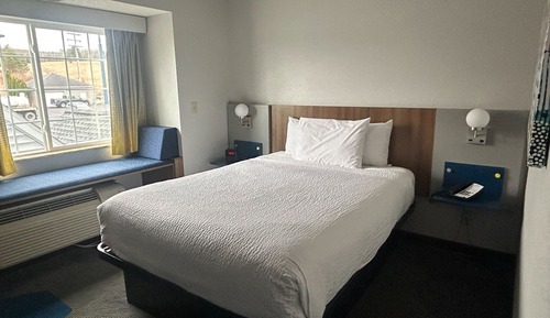 1 Queen Bed Non Smoking Room