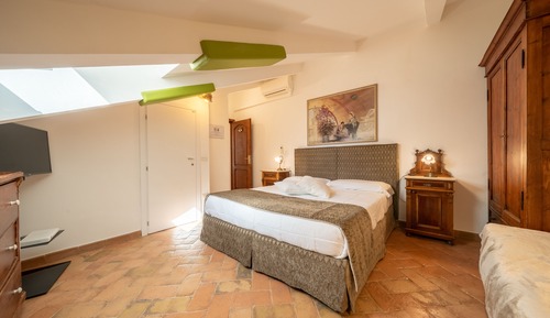 Standard Room, 1 King Bed, Non Smoking, Private Bathroom