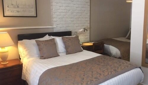 Suite, Ensuite (2 Adults & 1 Child)