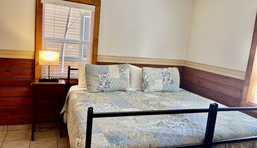 Family Cabin, 1 Queen Bed with Sofa bed, Private Bathroom, Mountain View (007 1BR 1Q)