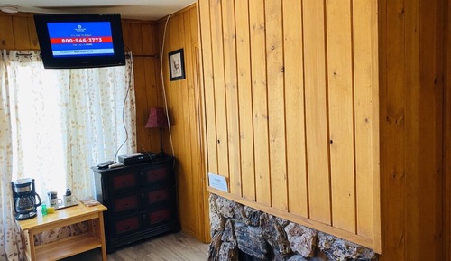 Standard Double Room, 1 Queen Bed, Private Bathroom, Mountain View (017 Motel Room 1K )