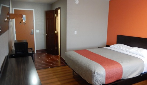 Deluxe Room, 1 Queen Bed, Non Smoking, Refrigerator & Microwave
