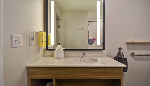 Room, 2 Queen Beds, Accessible, Bathtub