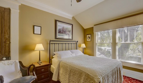 Classic Room, 1 Queen Bed, Courtyard View